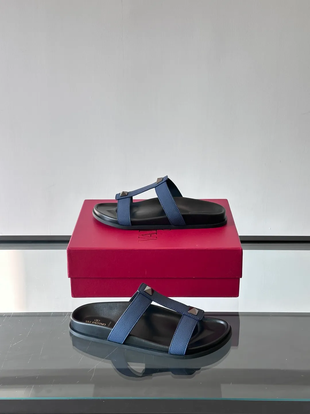 Men's shoes 💰p320 "VALENTINO" Valentino Men's 🧍‍♂️ Spring and summer new style metal rivet flat slippers, elegant sandals, the same style worn by celebrities, original molding, imported calfskin. Rubber outsole. Soft and durable, full set of counter packaging size: 39-44 (customized at 38.45.46)